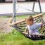 Barn gungar i Hammock stål i parken.