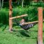 Barn leker på Hammock Natur Robinia på en gräsmatta.