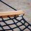 Hammock Natur Robinia i repdesign i trä med sand i bakgrunden.