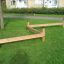 Träleksaksinstallation Classic Nature Trim Trail på en grön gräsmatta.