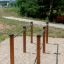 Gymnastikbarr i park.