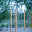 Vertical stege utomhus träningsställning i parkområde.