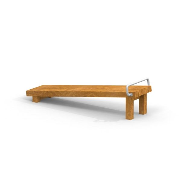 Stretch och Träningsbänk för utomhusbruk i trä med metallhandtag.