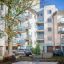 Fristående betongbordtennisbord i en bostadsområdesgård.