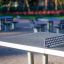 Betongbordtennisbord i parkomgivning.