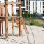 Lekplats Lemur på en sandig lekplats framför moderna bostadshus.