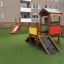 Lekplats Terrängrutsch med Plattform SL90 i en stadsmiljö.