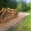 Trälekplats Hängbro i en grön park.