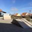 Ramp Quarter-Pipe high Big utomhus skatepark med hus i bakgrunden.
