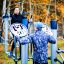 Personer tränar på Utomhusgym set 7 i en skogsmiljö på hösten.