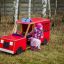 Barn leker i Brandbil i en park.