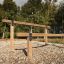 Tripp Trapp Par träutrustning för utomhusgymnastik i parkområde.