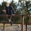 Man tränar på hinderbana med Tripp Trapp Par