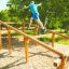 Person som hoppar på Balansgång på höjd i en park.