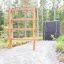 Klätterhinder i skogsmiljö med trästag och klättervägg i bakgrunden.