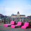 Rosa Lounge Stol på terrass med stadsutsikt.
