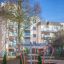 Lekplatsutrustningen Andromeda framför bostadshus.