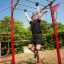 Man tränar på Tressfit medium utomhus klätterställning.
