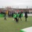 Barn som spelar fotboll i en Mega InsideOut fotbollsplan.