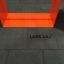 Svarta gummimattor Rubber Tiles 55 med Lars Laj logo.