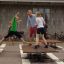 Barn leker på Balansplatta Mega på lekplatsen utomhus.