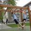 Barn som leker på Armgång-monkey bars på skolgården.