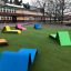 Färgglada Lounge Solstol utomhus vid en skolgård.