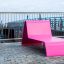 Solstol Lounge i rosa på en stenlagd yta.