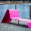 Modern rosa Lounge Solstol vid vattnet.