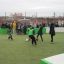 Barn som spelar fotboll i InsideOut Box Rak Betong-lekplats.