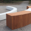 Bänkar InsideOut Box Svängd Lärk R2777 i en park.
