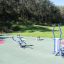 Utomhusgym med friluftsutrustning i en park.