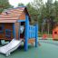 Lekstuga för barn med rutschkana och klättringsmöjligheter - Skojiga Huset